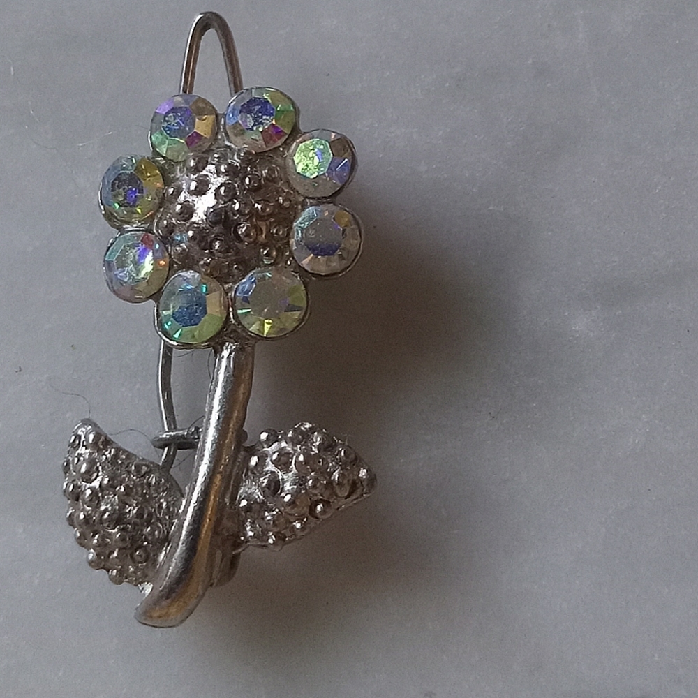 Silvertone and crystal flower hair clip